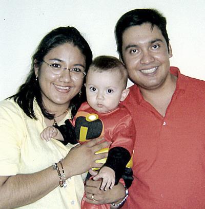 Carlitos Barretero López junto a sus papás, Carlos Barretero Castro y Lucía López de Barretero.