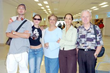 Georges, Yves, Nadege y Maricarmen viajaron a París, los despidió María Elvia.