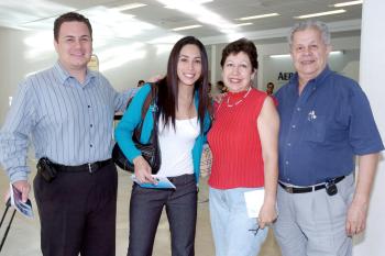 26 de agosto 2005
Humberto Ibarra y Vanessa Sierra viajaron al DF, los despidieron Félix y Cony López.