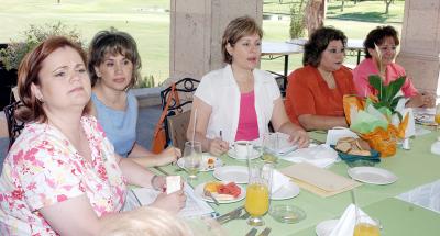 Marilú de Brackaller, presidenta de la Asociación de Clubes de Jardinería de la Comarca Lagunera, acompañadas de las damas de su mesa directiva.