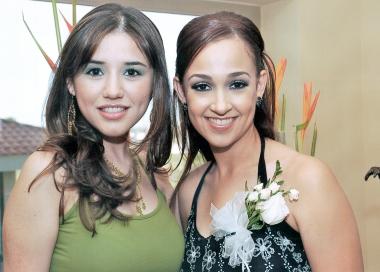 Karla con su  amiga Cecilia García Muñoz.