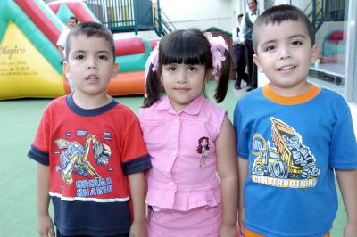 Emmanuel, Anneliz y Francisco Meléndez en una fiesta infantil