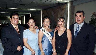 Cinthia Contreras Martínez, reina de la Feria de Torreón con sus papás, Guillermo y Leticia Contreras, y sus tíos, Eduardo y Claudia Facio.