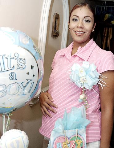 Alejandra Sánchez, en la fiesta ofrecida para la bebé que espera.