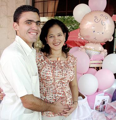 27 de agosto 2005
Renata del Rocío Ávila de Flores acompañada por su esposo Luis Flores Villanueva, en la fiesta de canastilla que le organizaron por el cercano nacimiento de su bebé.