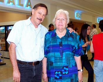 Salvador Reyes y Rosaura Ramírez viajaron con destino a Los Ángeles.