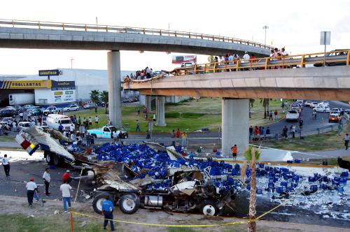 Por su parte, Enrique Agüero Pámanes, director de Protección Civil, señaló que si bien el municipio mantiene vigilancia constante en el bulevar Torreón-Matamoros, en el área donde se ubica el Distribuidor Vial Revolución corresponde a la Policía Federal Preventiva (PFP), Divisón Caminos, con apoyo de la Policía Estatal.