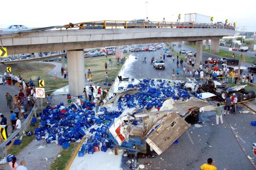 Irma Gómez Mora, María de la Paz Flores y Martina López, vecinas de dicho sector habitacional solicitaron a través de este medio de comunicación que las autoridades del Gobierno del Estado realice a la brevedad las obras de seguridad necesarias para así evitar que en el futuro se vuelvan a presentar accidentes de fatales consecuencias.