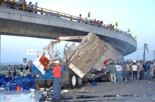 Al igual que al ocurrido ayer, el del siete de febrero se registró en los momentos que el pesado vehículo intentaba tomar la carretera Torreón-Matamoros, para subir al DVR, luego de venir del Periférico procedente de La Torreña, donde cargó huevo para la empresa Bachoco.