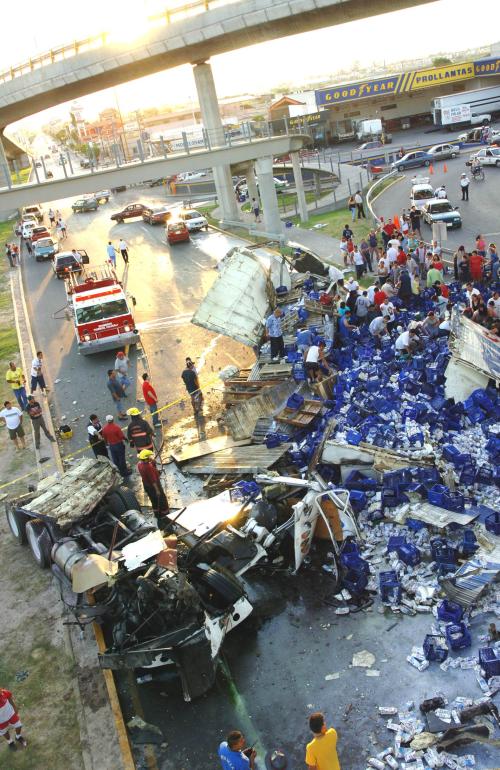 En su corta historia el Distribuidor Vial Revolución (DVR) ha sido escenario ya de algunos accidentes automovilísticos -como el ocurrido a unos días de su flamante inauguración-, la madrugada del siete de febrero de 2004 un trailer cargado con huevo se desplomó, ocasionando que el acompañante del chofer muriera prensado en la banda metálica del muro de contención que fue desprendida en más de 30 metros, quedando regados los órganos en un amplio radio.