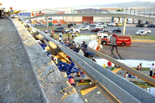 Mientras se realizaban las maniobras de rescate, decenas de curiosos se dedicaban a realizar actos de rapiña, entre éstos el taxista Manuel Silva Portillo, con domicilio en calle Mitla número 338 de la colonia Valle Oriente, quien al estar subiendo algunas cajas de leche a su vehículo Atos, placas 2572-CTL, sufrió un paro cardiaco, muriendo minutos después cuando era trasladado a la Cruz Roja.