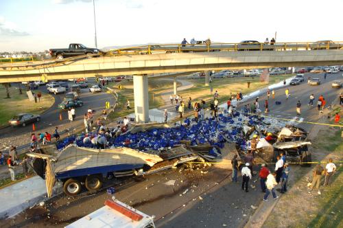 Al intentar tomar el paso elevado ubicado en el kilómetro cero más 100 de la carretera número 40 Matamoros-Mazatlán, tramo Torreón-Matamoros, la unidad se cargó hacia su costado derecho sobre el muro de contención, el cual arrancó en un espacio de aproximadamente 20 a 30 metros, provocando que el camión cayera estrepitosamente contra el pavimento.