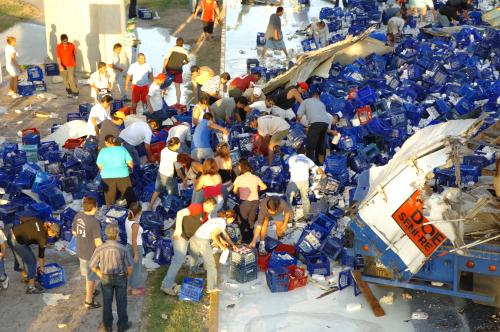 En el accidente ocurrido pasadas las 19:00 horas, participó el tractocamión, marca Kenworth, colores azul y blanco, con placas del Servicio Público Federal 175CZ5, propiedad de LALA, conocida empresa lechera de la región, el cual jalaba un remolque cargado con varias toneladas de leche envasada.