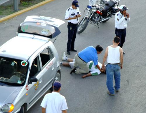 De manera fortuita un taxista que pasaba por el lugar encontró la muerte al sufrir un ataque cardiaco cuando al igual que otros curiosos realizaban actos de rapiña con los envases del lácteo que quedaron esparcidos en un radio de aproximadamente treinta metros del lugar del percance