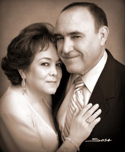 Sr. Gilberto Villarreal Soto y Sra. María Eugenia Muñoz de Villarreal, en una fotografía de estudio con motivo de su aniversario de bodas.