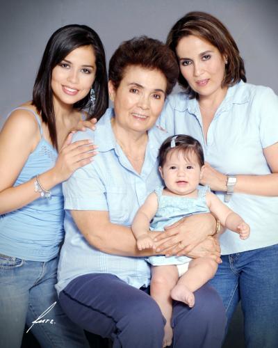 Sra. Josefina S. de Duarte, Rosy Duarte de Cossío, Heidy Cossío Duarte y Regina Costa Cossío, forman parte de de cuatro generaciones de estimable familia lagunera.