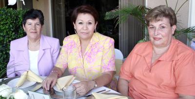 Beatriz Eugenia de Villegas, Maru de Flores y María Guadalupe de Flores.