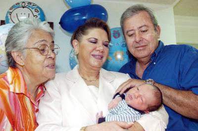 Carmen García de Sabag, Enriqueta Murra de Bonilla y José Alfonso Bonilla Pedroza contemplan a su nietecito José Alfonso Bonilla Sabag.