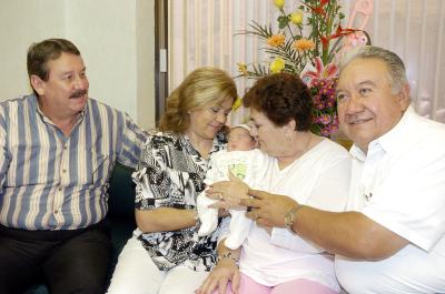 Entre todos sostienen a su nietecita Valeria, ellos son Juan Manuel Rodríguez Zorrilla, Laura González Serna, Menchu García de Salas y Joaquín Salas García.