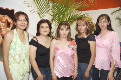 Gisela Castañeda Morillón acompañada por un grupo de amigas, en la despedida de soltera que le ofrecieron por su futura boda con René Román Limón.