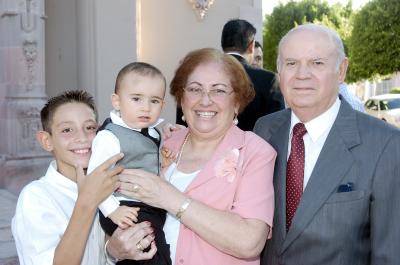 Gurmesindo López y María Guadalupe del Río de López, con sus nietos José Ignacio López Peña y Luis Eduardo López Diz.