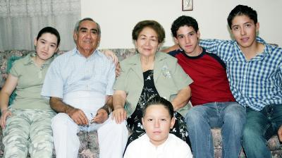 Julio González Rubio y Herlinda Barrios de González, reunidos con sus nietos celebrando el Día del Abuelo.