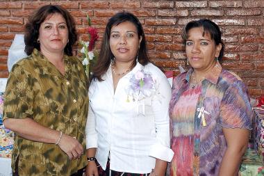 Cecilia Morales de Mendoza y Juanita de Uribe le organizaron una despedida de soltera a Cecilia Mendoza Morales, por su próxima boda.