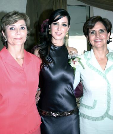 Begoña con su mamá, Chelis Quiñones de Zarragoicochea y su suegra, Velia Jaidar de Martínez.