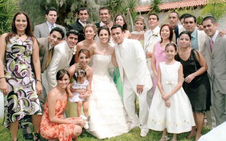 Brenda de García, Luis García, Mario Mojica, Francisco Chapa, Hannan Vallejo, Tania Velázquez, Mayela Barajas, Raúl Martínez, Carlos Vallejo, entre otros, compartieron con los felices novios el día de su boda.