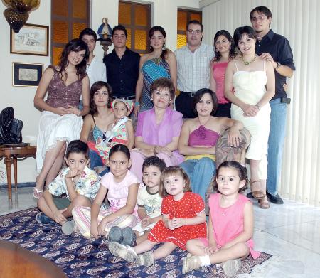 Ema Yarahuán de Abraham con sus nietos Georgina, Lorena, Mayté, Rosa, Emma, Sara, Lourdes, Andrés, Jorge, Paco, Jesús Miguel, y sus bisnietos Fernandito, Luisa, Ana Lucía y Andrea.