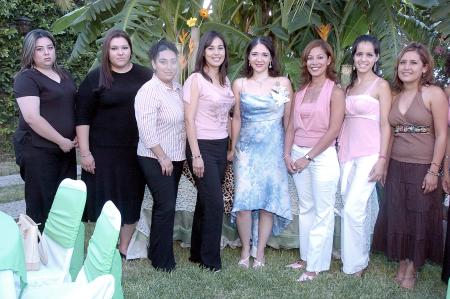 Faride Sánchez Bujama disfrutó de una despedida de soltera, organizada por Faride Bujama Vda. de Sánchez, a la que asistieron amigas y familiares para felicitarla por su cercano enlace.