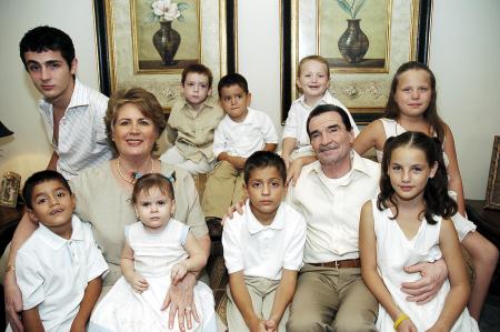 Margarita Willy de López y Luis López Figueroa acompañados de sus nietos, Sofía, Luis, Luisa, Alejandro, Santiago, Jorge, Diego, Carlitos y Aurorita.}