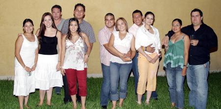 Rolando y Zahira Cano con sus amigos Paola Dorantes, Karem Félix, Érick Sotomayor, Toño Soto, Lizeth de Soto, Héctor Rubio, Griselda de Rubio, Marilú de Durán y Luis Durán.