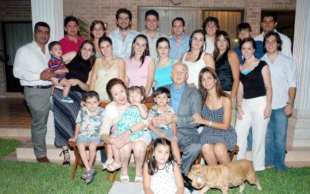 Señores Tomás López y Sendy Gutiérrez de López con sus nietos y bisnietos, en una foto con motivo del Día del Abuelo.