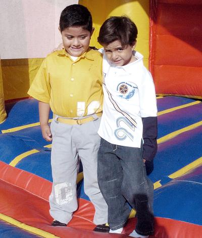 Diego Fernando y Alonso Rangel, en pasado festejo infantil.