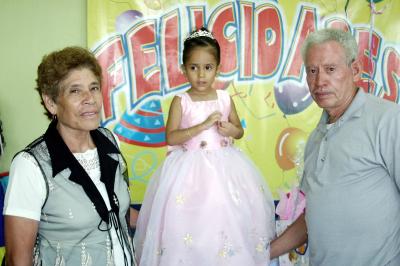 Dana Cristina Ramírez Almeda, en la fiesta que le organizaron por su tercer cumpleaños, acompañada por sus abuelos, los señores Hugo Almeda y Cresencia Pérez.