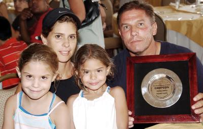 Olga Ortiz de Díaz Flores y Ernesto Díaz Flores Veyán, con sus hijas Mariana y Ana Paula Díaz Flores.