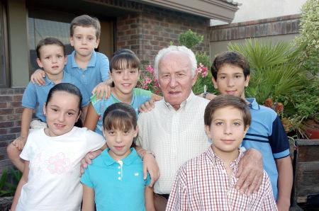 29 de agosto 2005
Teodomiro González Colín junto a sus nietos Sofía, y Diego González Cuesta, José, Pily e Isabel Córdova González, Íñigo y Borja González Farías.