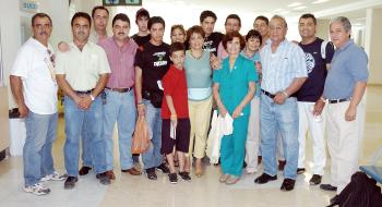 Los Bouscal Galindo vivjaron a Francia, los despidieron sus familiares.