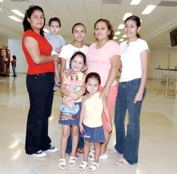 Irene Destini y Jasmine Ramírez, viajaron a Los Ángeles y las despidió la familia Soto.