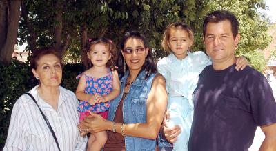 Ofelia Aguirre, Martha de Llama, José Llama y las niñas Marthita y Mary Jose Llama.