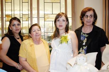 Liliana González de Alday, en compañía de algunas invitadas a su fiesta de regalos.