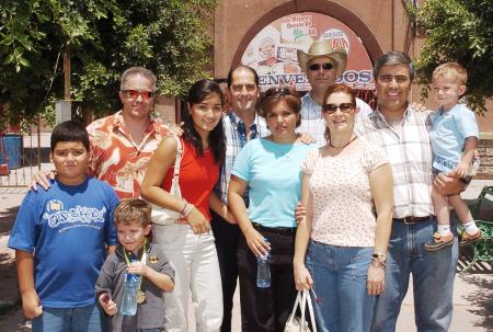 31 de agosto 2005
Roberto, Ana Cristina, Luis Fernando, Ricardo, Karla, y otros amigos en la charreada.