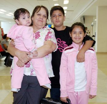 31 de agosto 2005
Alicia, Jasmín y Felipe Bárcenas vivjaron a Tijuana.