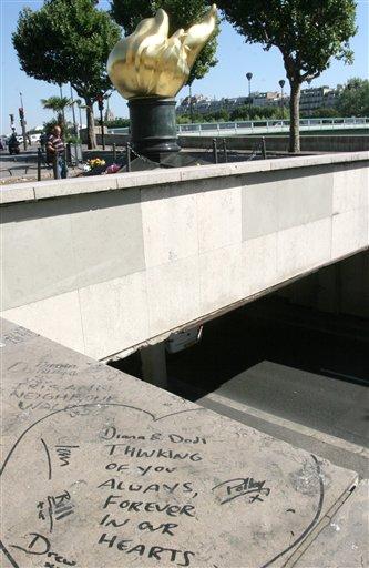 Pequeños grupos de admiradores de la princesa Diana de Gales acudieron  al túnel del Alma, donde falleció en un accidente, para recordarla y rendirle homenaje en el octavo aniversario de su muerte.