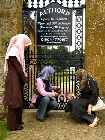 Miles de seguidores de la princesa Diana se concentraron frente a las puertas del palacio de Kensington, como cada 31 de agosto, para conmemorar el octavo aniversario de su fallecimiento en un accidente de tráfico en París.