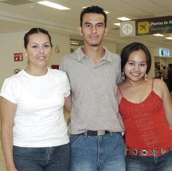 Guadalupe Orona, Aarón y  Miriam Martínez vivjaron a Los Ángeles.