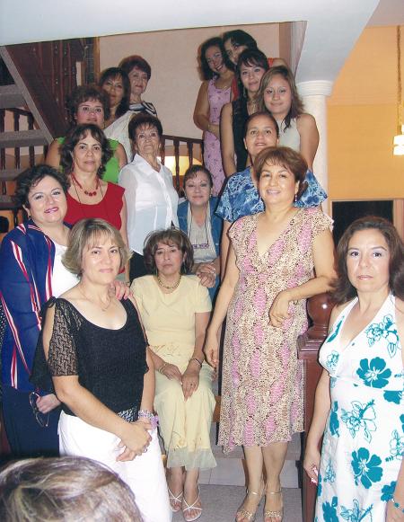 Coco Hernández de Martínez, acompañada de sus amigas Rosy, Chela, Esther, Coco, Karla, Enyil, Dulce, Mary, Elva, Élida y Marucha.