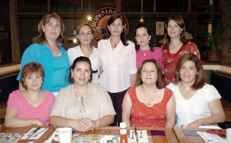 Conchis de Lara acompañada de sus amigas, en un convivio.