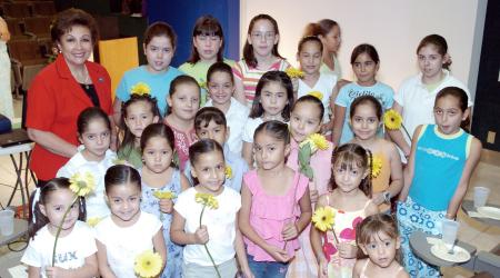 La presidenta de la Federación, Ángeles Ortega de Balcázar, en compañía del Club de Jardinería Infantil Margarita.